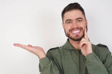 Komik modelim yeni bir ürünü açık tutuyor. Harika bir öneri. 