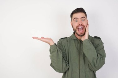 İndirimli indirimli indirimli saç stiline sahip çılgın modelim yeni ürünleri açık tutuyor