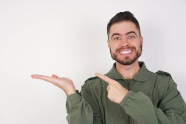 Metin için avuç içi boşluğunu gösteren ve gösteren model