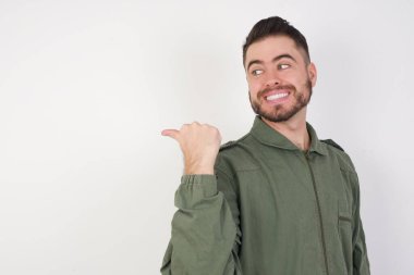 Çekici manken, yana bakıyor ve umursamaz parmak tarafı boşluk