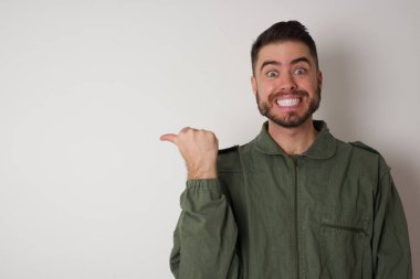 Sevgili Model, işaret parmağıyla fotokopi uzayını gösteriyor, indirimler hakkında haberler var. 