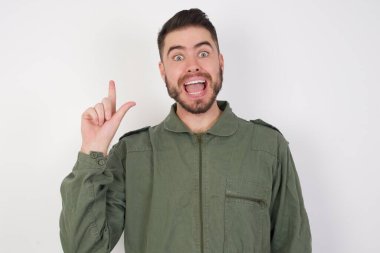 Model parmağını kaldırıyor, fikir üretiyor ve poz veriyor. 