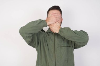 Model gözleri ve ağzı ellerle kaplayan, şaşırmış ve şok olmuş. Duyguları gizlemek.