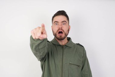 Parmakla işaret ederek şaşırdı, ağzı açık hayret verici bir ifade, ön tarafta bir şey..