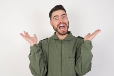 Model çılgınlığı kutluyor ve kolları açık ve gözleri açık heyecanla haykırarak başarıya hayret ediyor. Kazanan konsept