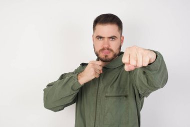 Yumruk yumruğa dövüşmek, agresif ve öfkeli saldırı, tehdit ve şiddet