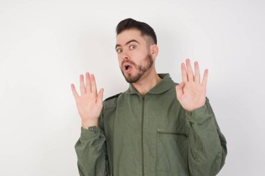 Model, avuç içlerini çekerek korku ve iğrenç bir ifadeyle reddedip inkar ediyor. Dur ve yasakla.