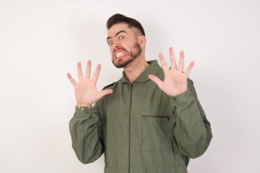 Kısa saçlı, korku ifadesinden korkan ve dehşete düşmüş beyaz bir genç. El kol hareketi yapmayı kes, şok içinde bağır. Panik konsepti.