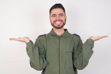 Neşeli, neşeli, iyimser adam iki avuç içi açık tutuyor. 