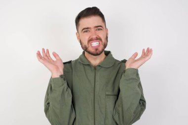 Şaşkınlık içinde öfkeli MODEL jestleri, tatminsizlikle surat asıyor, akşam yemeği hazırlamak için ürün almayı unuttuğunu söylüyor.