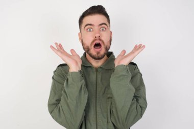 Beyaz arka planda izole edilmiş, korkmuş beyaz bir erkek. Belirsizliklerle dolu jestler, kameraya dik dik bakıyor, bilmedikleri gibi bilmedikleri hileli sorulara cevap bulamıyorlar, insanlar, vücut dili, duygular.