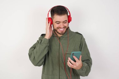 Happy Model akıllı telefon ekranına odaklanırken kendini iyi hissediyor. İnsanlar, teknoloji, yaşam tarzı
