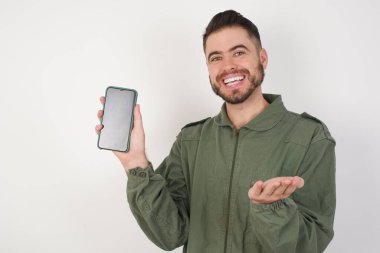 Modern akıllı telefon kullanan beyaz bir adamın fotoğrafı.