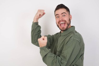 Kara Cuma alışverişini kutlayan heyecanlı beyaz adamın profil fotoğrafı. 