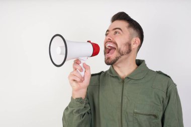 Kullanılabilir Kopya Alanı ile Megafonla Model