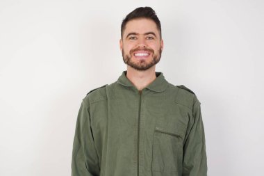 Güzel, ışıl ışıl gülümseyen bir model. Pozitif duygu kavramı