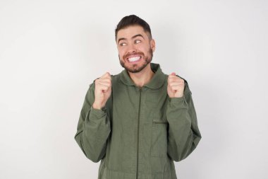 Model yumruklarını sıkar ve güzel bir şey olmasını bekler. Gözünü kaçırır, dudaklarını ısırır ve sonuçların açıklanmasını bekler.