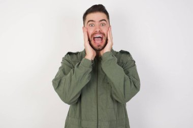 Model Keyifli görünüyor, Mutlu tepkiler