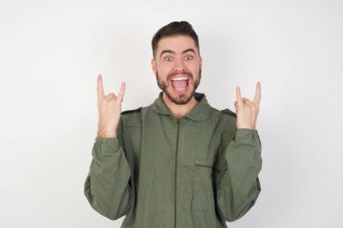 Model, rock n roll tabelasını kendinden emin ve neşeli gösteriyor. Partide havalı müzikten hoşlanıyor. Vücut dili kavramı.