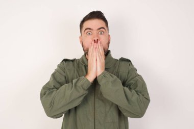 Model elleri ağızda tutuyor, inançsızlık dolu gözlerle bakıyor, bir sürü işle kafası karışıyor.