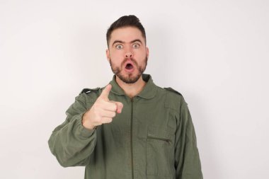 Şok olmuş modelim seni afallamış bir ifadeyle gösteriyor