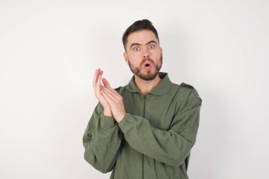 Şaşırmış duygusal modelim avuçlarını ovalıyor ve kameraya inançsızlıkla bakıyor.