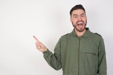 Model boş boşluğu gösterir. İnsanlar tanıtım ve reklam kavramları