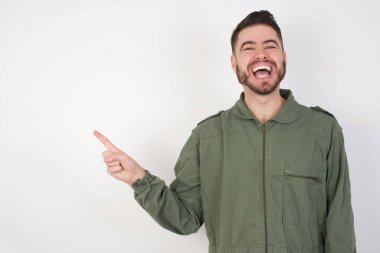 Model mutlu bir şekilde boş alanlara gülüyor, alışveriş indirimi sunuyor, iyi haber ya da beklenmedik satıştan heyecanlanıyor..