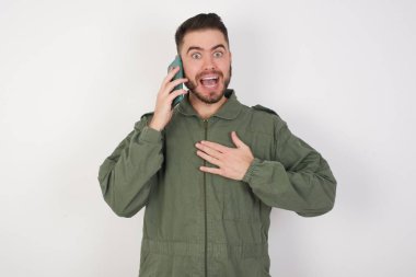 Cep telefonuyla gülümseyen Model konuşmaları, hoş sohbetler. İnsanlar, teknoloji, iletişim konsepti