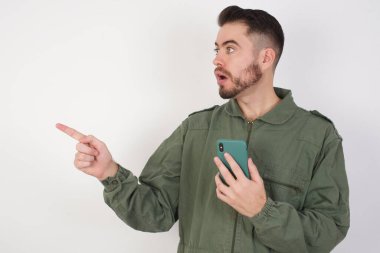 Sersemlemiş MODEL sağ kopyalama alanını gösteriyor, ürün öneriyor, hayret verici bir şey görüyor