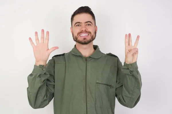 Modelo Mostrando Apontando Para Cima Com Dedos Número Oito Enquanto — Fotografia de Stock