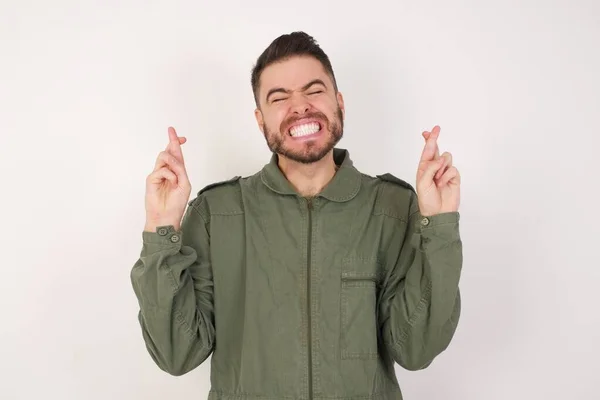 Homem Caucasiano Jovem Com Cabelo Curto Gesto Dedo Cruzado Sorrindo — Fotografia de Stock