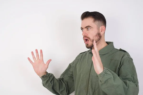 Genç Sıska Adam Yüksek Sesle Bağırıyor Gözleri Açık Elleri Gergin — Stok fotoğraf