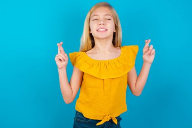 Küçük kızın büyük bir umudu var, şans diliyor, şansa inanıyor, geniş bir şekilde gülümsüyor. İnsanlar ve dilek kavramı