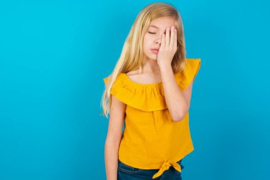 Yorgun küçük kız uykulu bir ifadeye sahip, kasvetli bir bakışa sahip, yüzle kaplanmış, gözleri kapalı, yorgunluktan soluk soluğa kalmış, partiden sonra bitkinlik