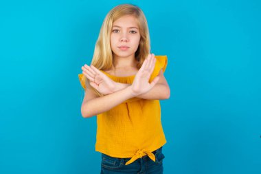 Küçük kızda reddedilme ifadesi var. Kollarını kavuşturmuş, avuç içleri negatif, kızgın yüz ifadesi var..