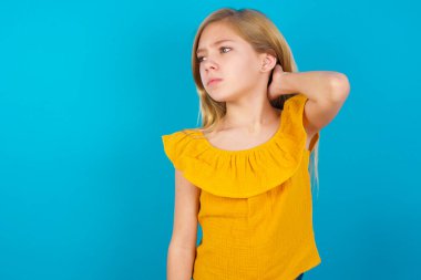 Küçük kız şaşırır ve soru sorar. Şüpheyle kararsız, kafa kafaya düşünerek. Düşünceli kavram.