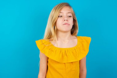 Küçük kız suratını buruşturuyor, çıldırmış gibi bağırıyor, özgürlüğünü ifade eden komik bir deli ve vahşi..