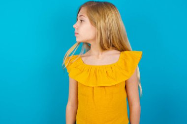 Küçük kızın yakın profil fotoğrafını çek. Konsantre ol.