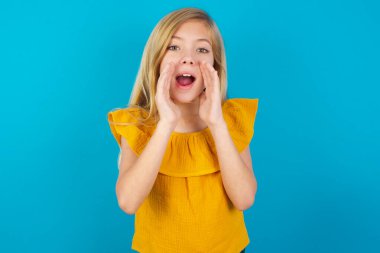 Küçük kız heyecanla bağırıyor.