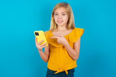 Küçük kız el ele tutuşup yeni hücresini gösteriyor.