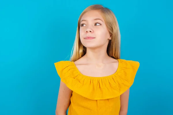 Menina Olhando Lado Para Espaço Vazio Pensativo — Fotografia de Stock