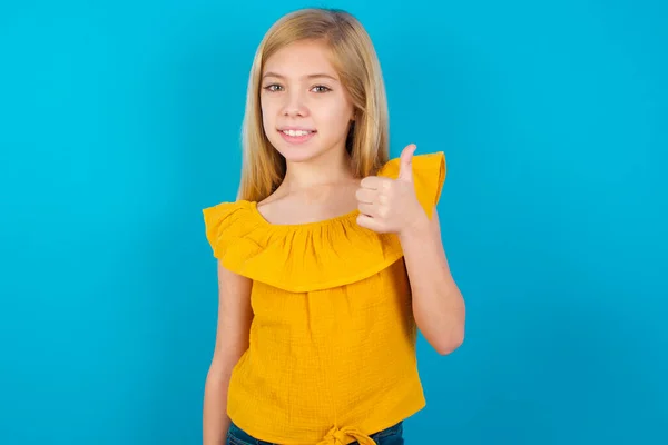 Маленька Дівчинка Робить Щасливі Великі Пальці Вгору Жестом Рукою Затвердження — стокове фото
