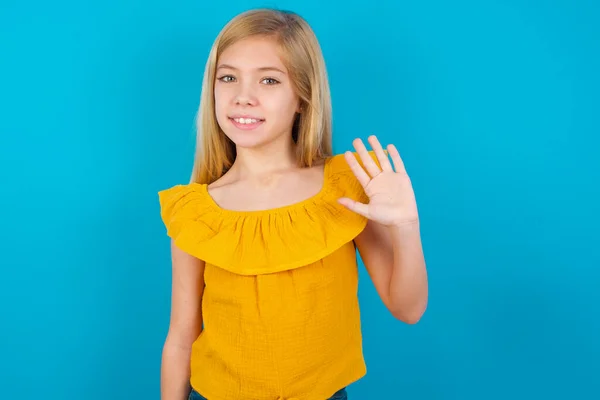 Menina Renúncia Dizendo Olá Feliz Sorridente Gesto Boas Vindas Amigável — Fotografia de Stock