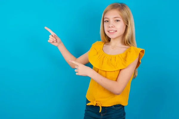 Маленька Дівчинка Показує Пальцем Порожньому Місці Показуючи Найкращі Низькі Ціни — стокове фото