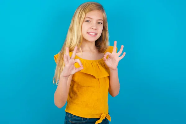 Dziewczynka Pokazuje Obie Ręce Palcami Znaku Zatwierdzenie Lub Zalecenie Koncepcji — Zdjęcie stockowe