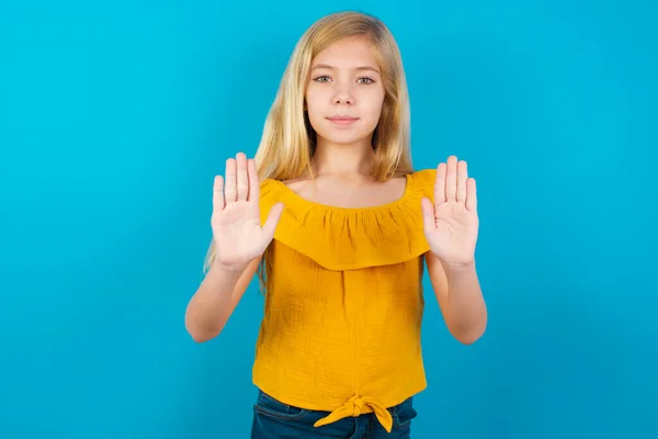 Poważna Dziewczynka Ciągnie Dłonie Kamery Zatrzymuje Gest Prosi Kontrolę Nad — Zdjęcie stockowe