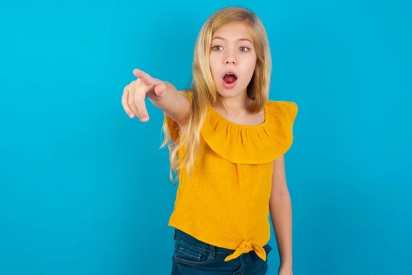 Little Girl Pointing Finger Surprised Ahead Open Mouth Amazed Expression — Stock Photo, Image