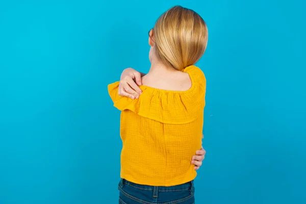 Niña Abrazándose Feliz Positiva Desde Atrás Amor Propio Cuidado Personal —  Fotos de Stock