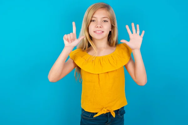 Kislány Megjelenik Felmutat Hetes Számú Ujjaival Miközben Magabiztosan Boldogan Mosolyog — Stock Fotó